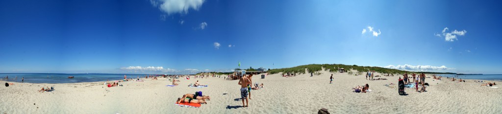Panorámica de una playa de Dinamarca de arena blanca
