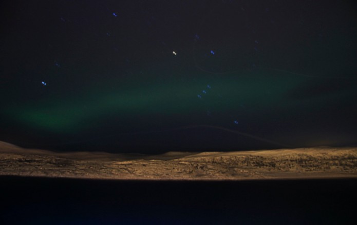 aurora boreal con el cinturón de Orión en el centro