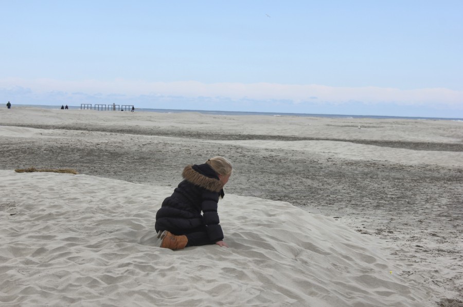 Una niña juega en una playa de Schiermonnikoog