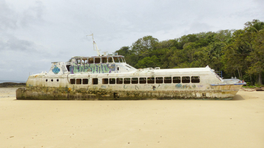 barco abandonado en isla contadora