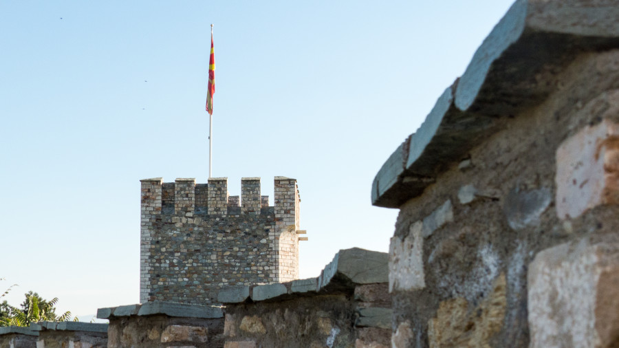 Las murallas y la bandera de Macedonia