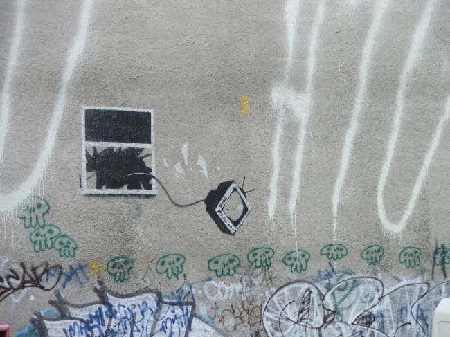 Arte urbano de Londres: television-por-la-ventana-banksy