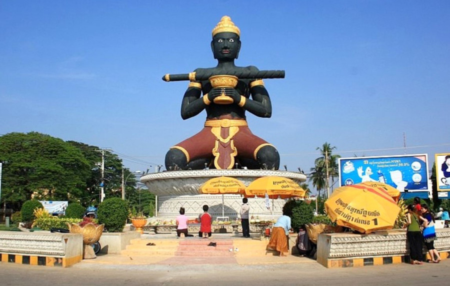 Rotonda de battambang que representa la leyenda del palo negro