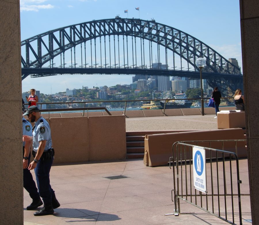 Viajar a Austraia: Policías cerca del Harbour Bridge. Sídney