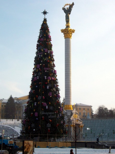 Árbol de Navidad en el Monumento a la Independencia, Kiev (Ucrania
