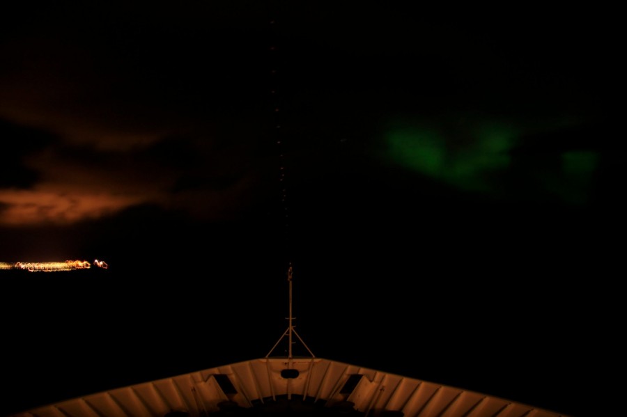 Intento semi-fallido de fotografiar una aurora boreal desde la proa del Nordnorge