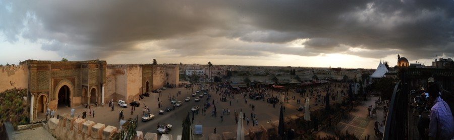 Bab-El-Mansour y la plaza El-Hedim desde una de las terrazas en la esquina de la plaza