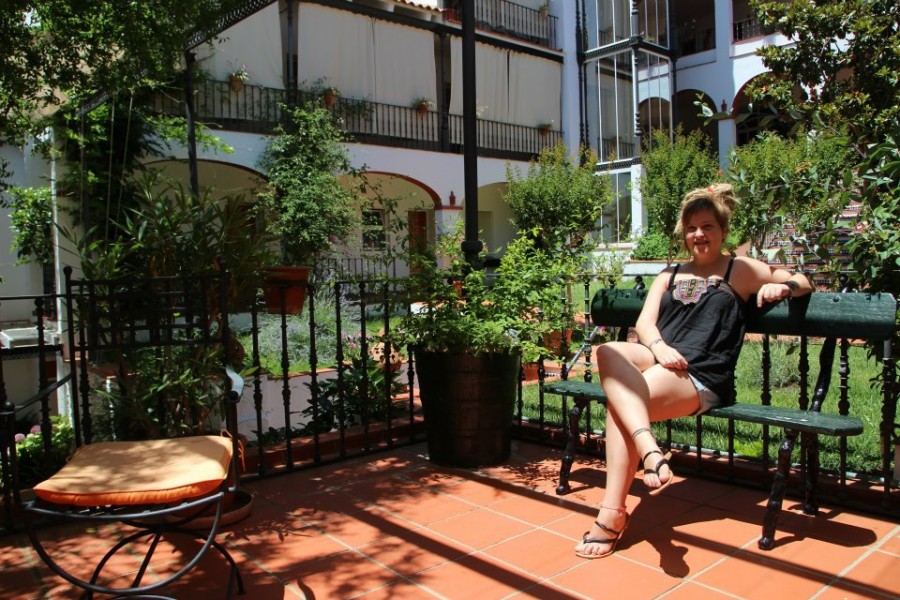 En el patio del Hotel Varinia Serena