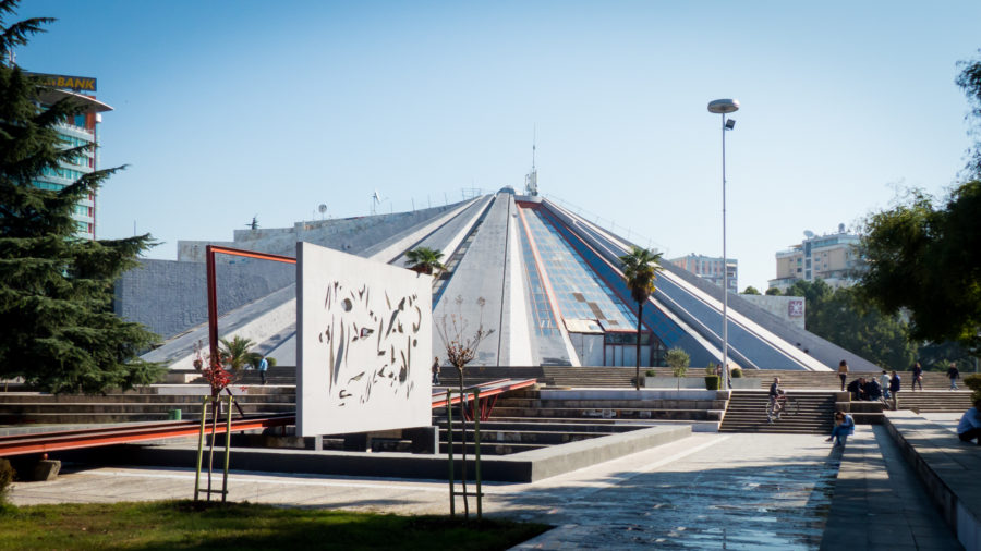 viaje a Albania pirámide tirana