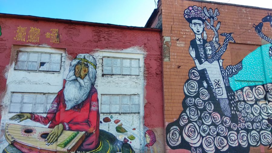 Oktyabrskaya Graffiti de un gusli bielorruso y Frida Kahlo