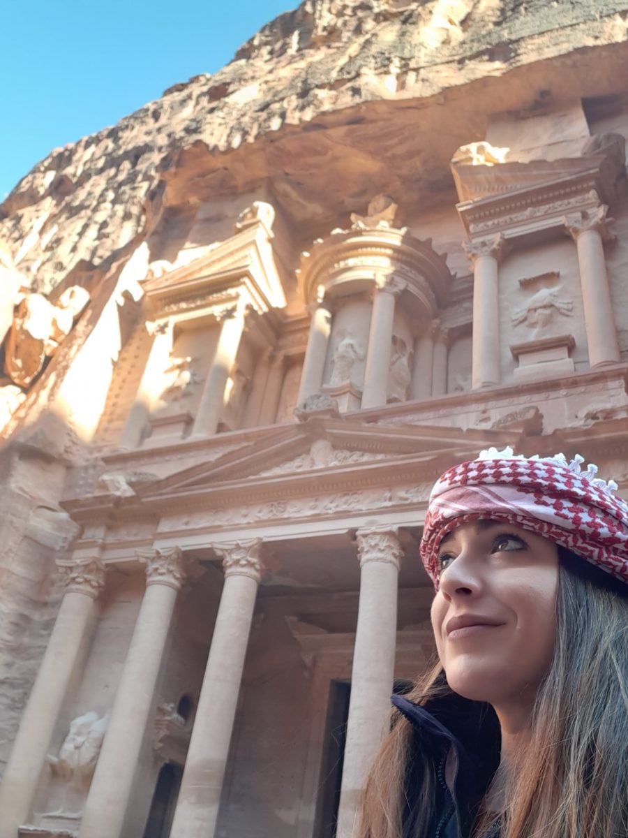 Frente al Tesoro de Petra con el pañuelo típico de Jordania