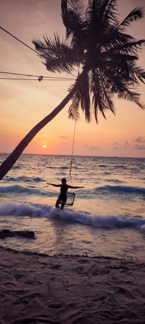 Atardece en una bikini beach, Dhigurah (maldivas)