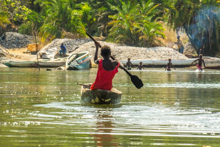 Niños jugando en el río Gambia