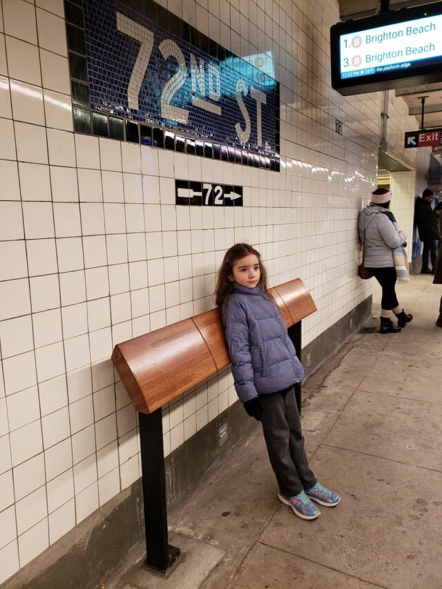 arquitectura hostil de pie en el metro